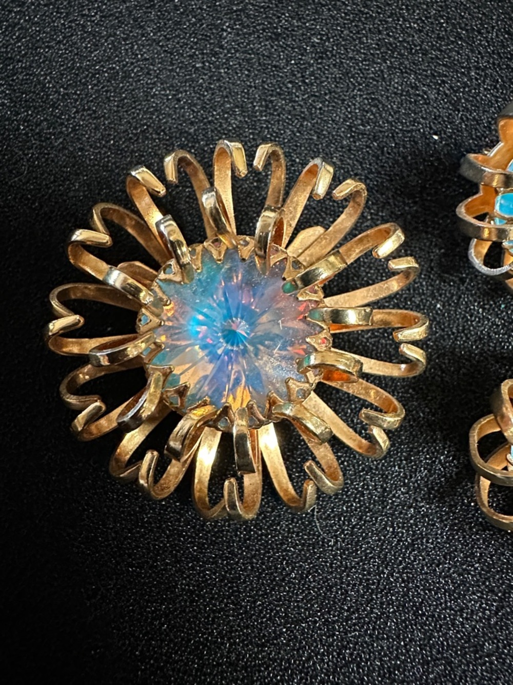1969 Sarah Coventry Mystic Blue Brooch and Clip-On Earrings - Picture 2 of 13
